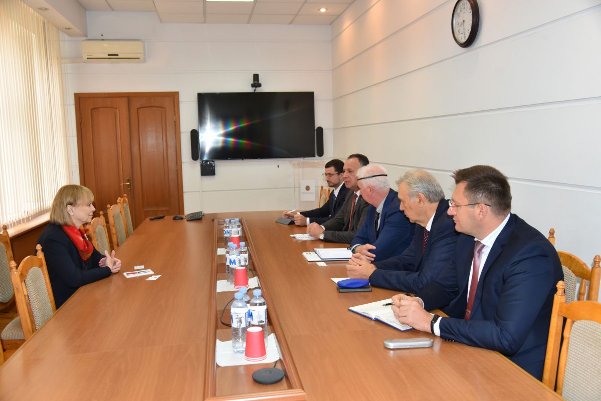 Dr. Banks cu Ministra Sănărății